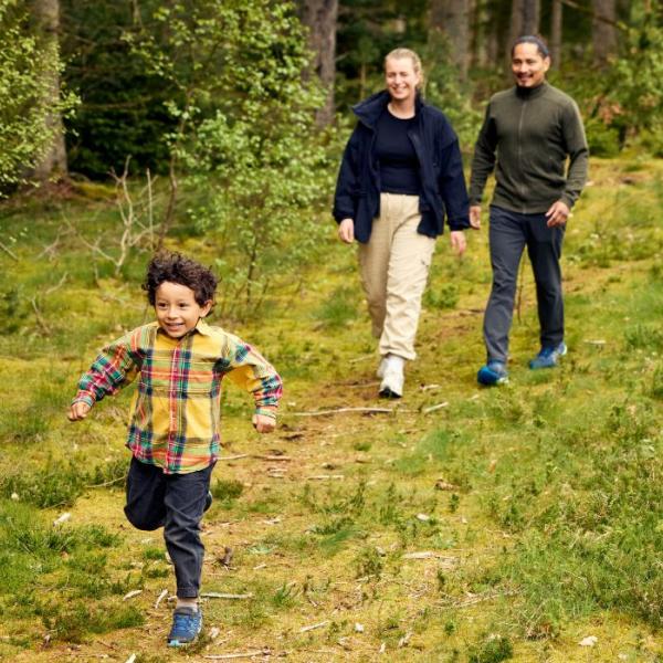 Parents with son on a walk in the forest along Hærvejen