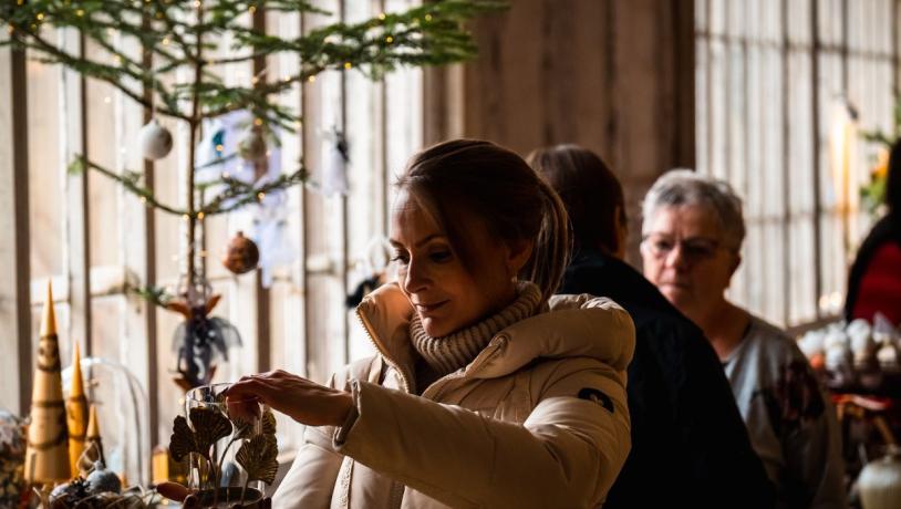 Woman looks at Christmas decorations at Tirsbæk Gods' Christmas market