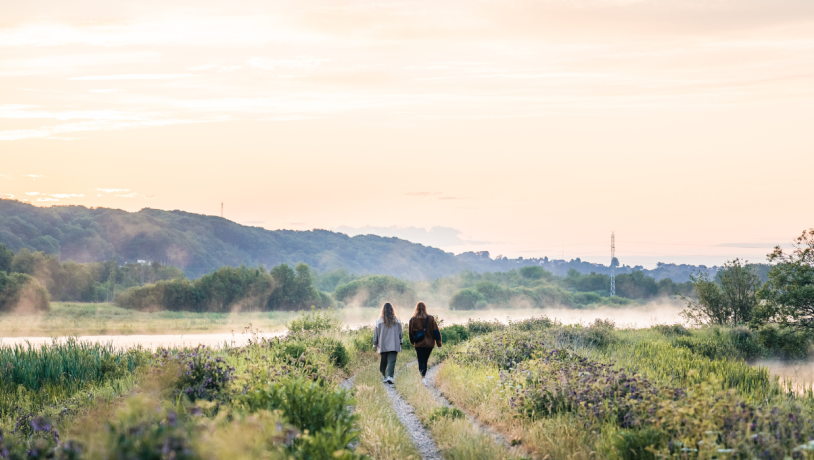 Two women on a walk by Kongens Kær in Vejle Ådal