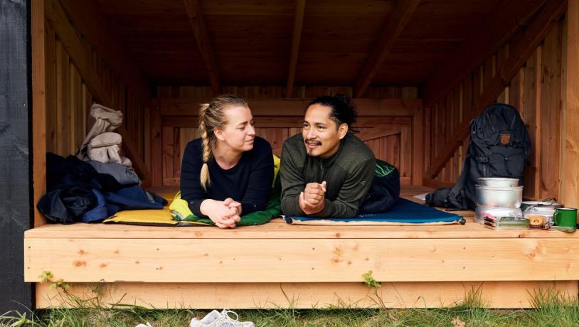 Two people are in a shelter along Hærvejen