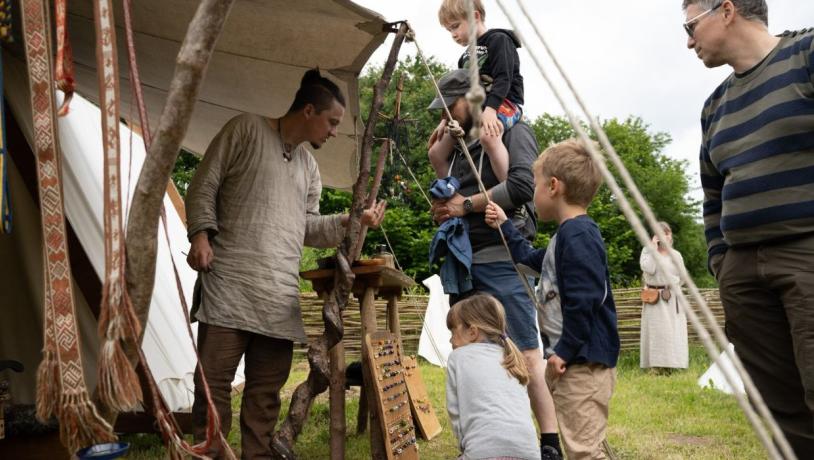 Children and adults learn about Iron Age craftsmanship at the Iron Age market in Vingsted