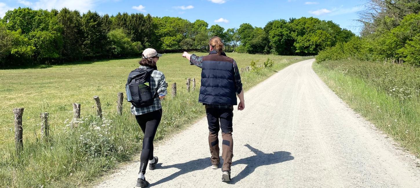  Two people are walking on Hærvejen in the sunshine