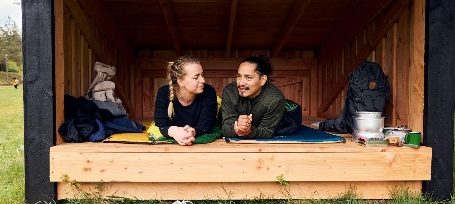 Two people are in a shelter along Hærvejen