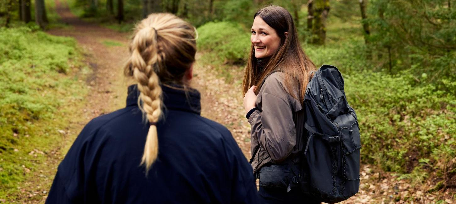 To personer vandrer langs Hærvejen