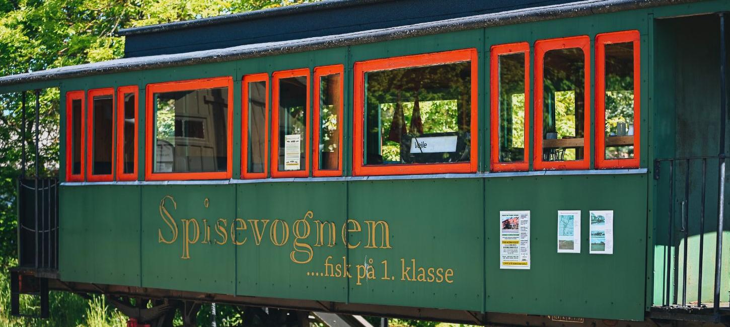 Old train carriage at Bindeballe Station on Bindeballestien