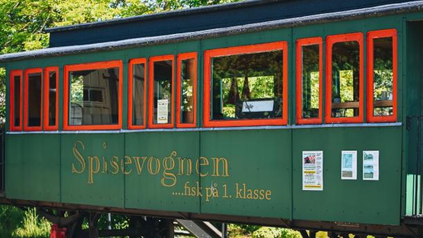 Old train carriage at Bindeballe Station on Bindeballestien