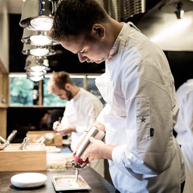 Kokke i køkkenet på Treetop Restaurant