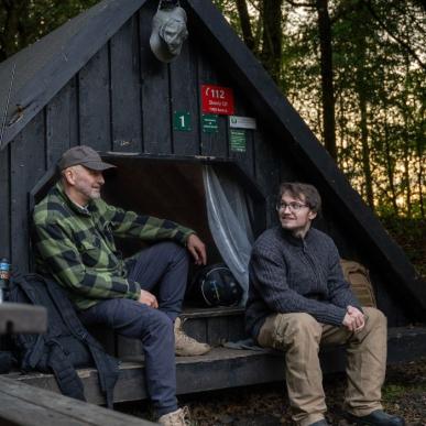 Two people on a shelter trip at Andkær Vig