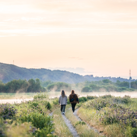 Two women on a walk by Kongens Kær in Vejle Ådal