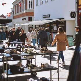 Mennesker på shopping i Vejle gågade