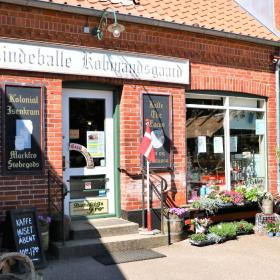 Bindeballe Købmandsgård seen from the outside on a summer day