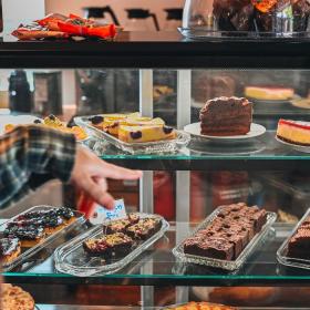 Cake in the coffee house at Bindeballe Købmandsgård