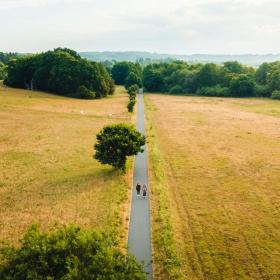 Two people on a trip along Bindeballestien through Vejle River Valley