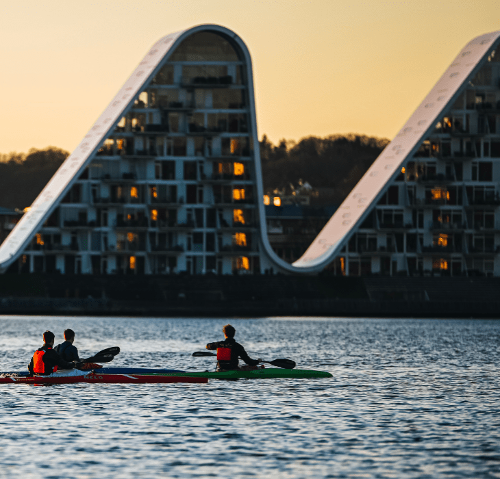 På vandet i kajak ved Bølgen i Vejle Fjord